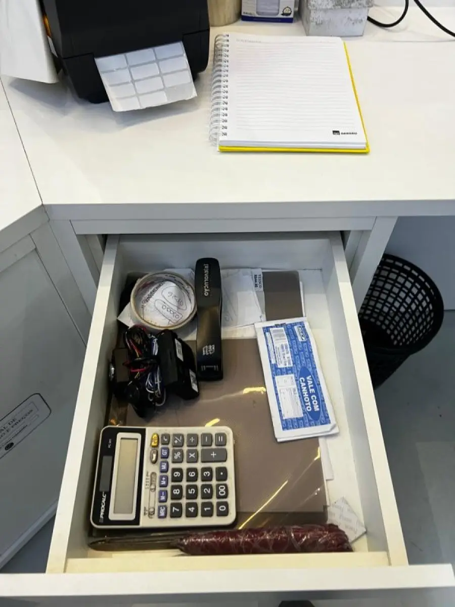 LOTE 003 - Lote de moveis, roupas