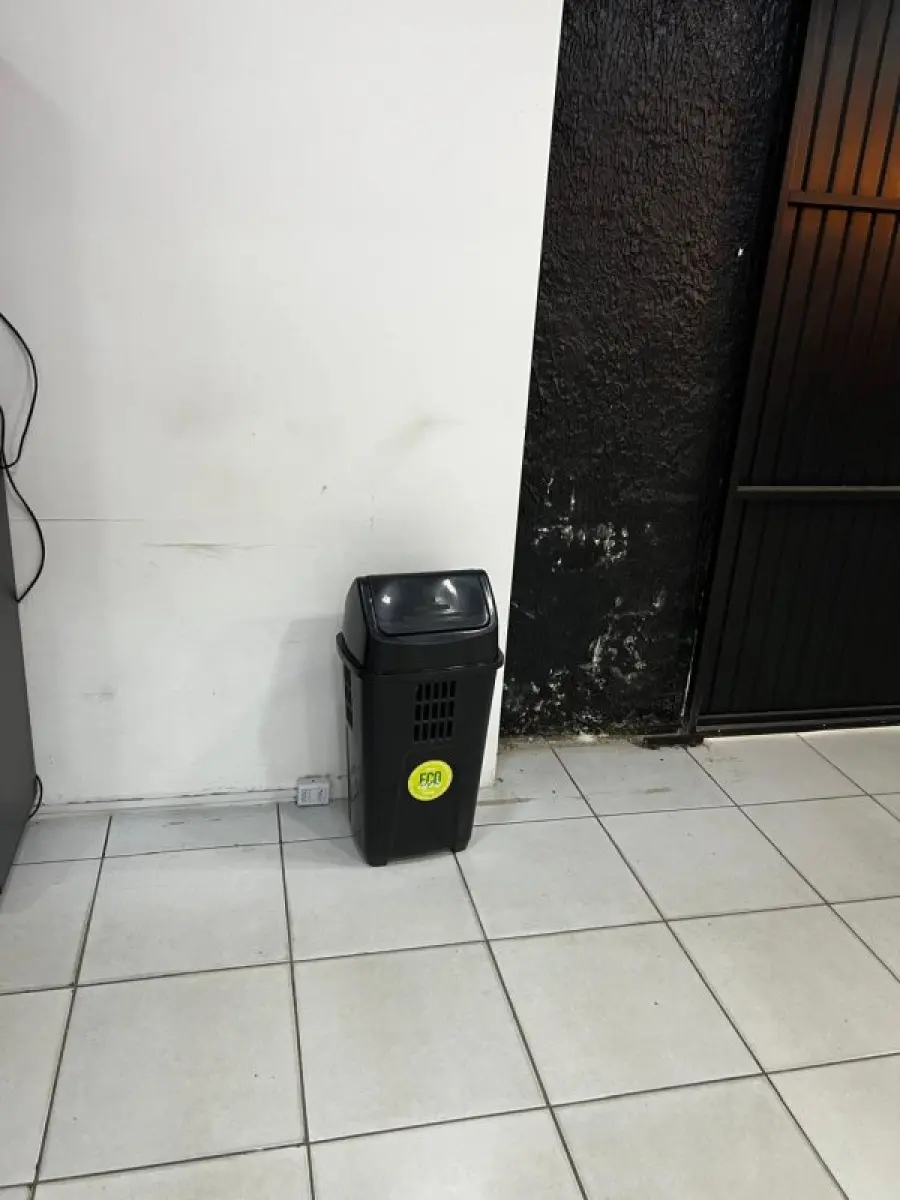 LOTE 004 - Roupas, moveis, eletrônicos