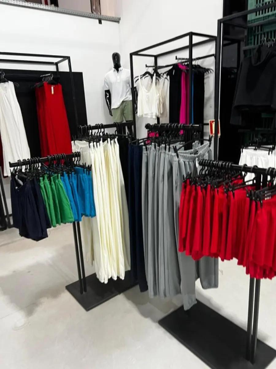 LOTE 003 - Lote de moveis, roupas