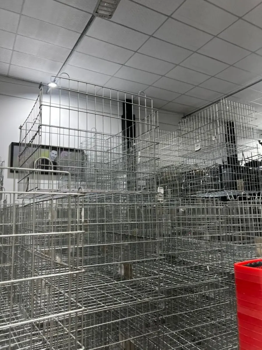 LOTE 003 - Lote de moveis, roupas