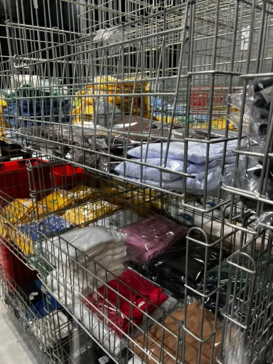 LOTE 003 - Lote de moveis, roupas