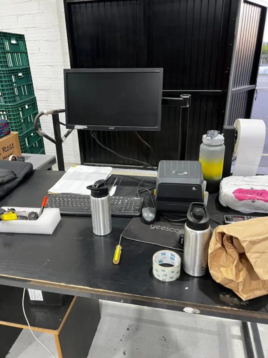 LOTE 003 - Lote de moveis, roupas