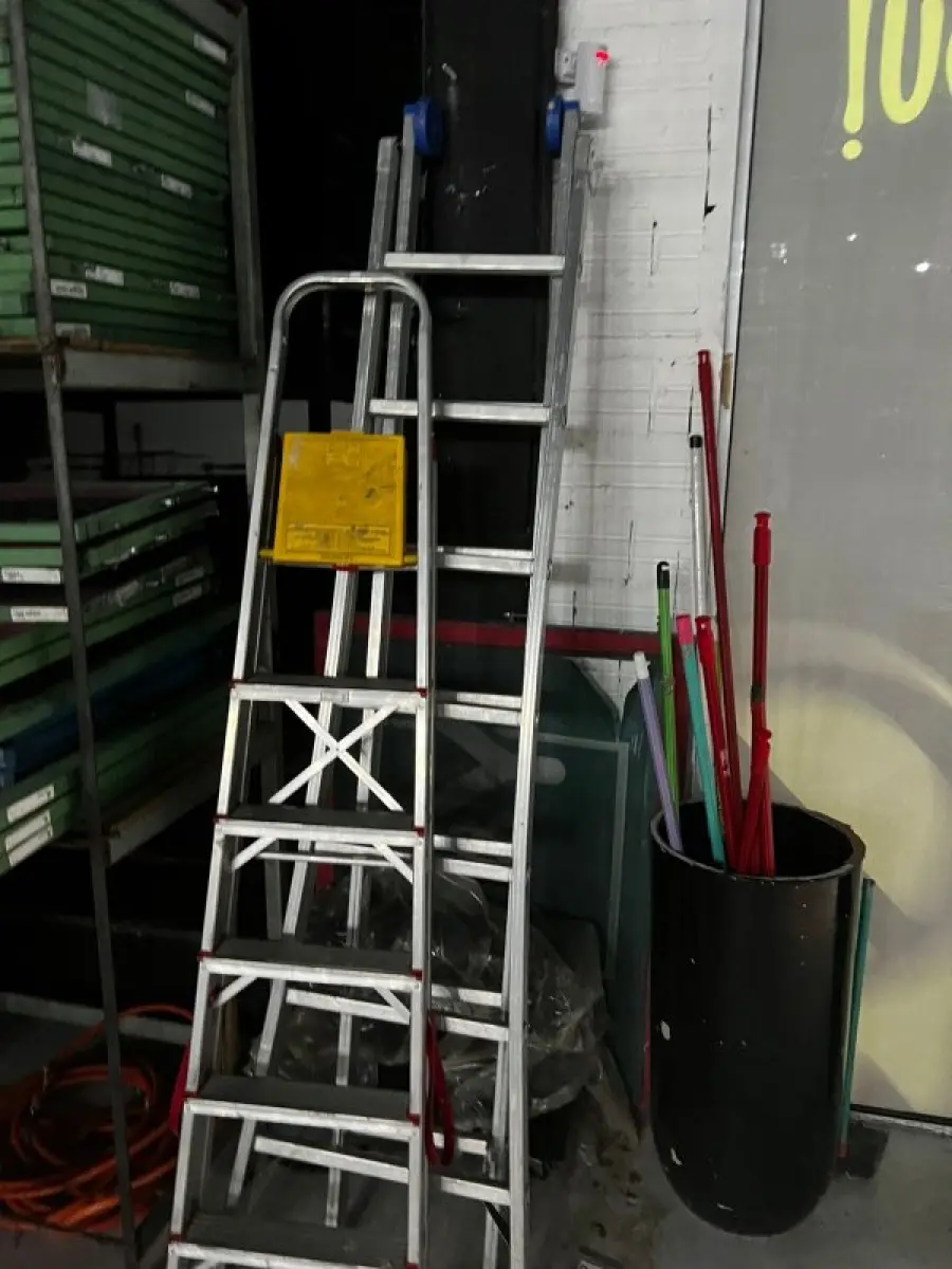 LOTE 003 - Lote de moveis, roupas