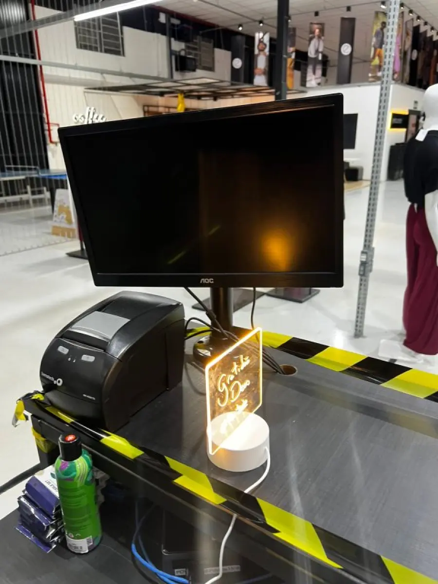 LOTE 003 - Lote de moveis, roupas