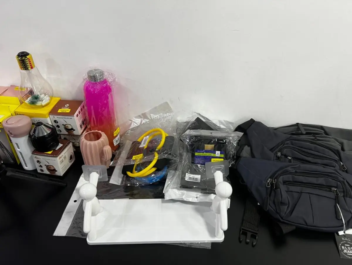 LOTE 004 - Roupas, moveis, eletrônicos