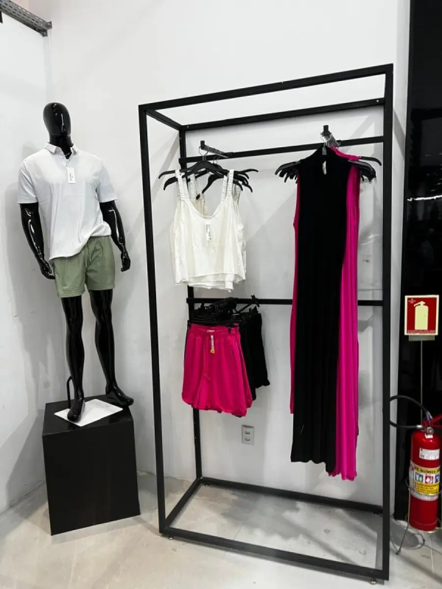 LOTE 003 - Lote de moveis, roupas