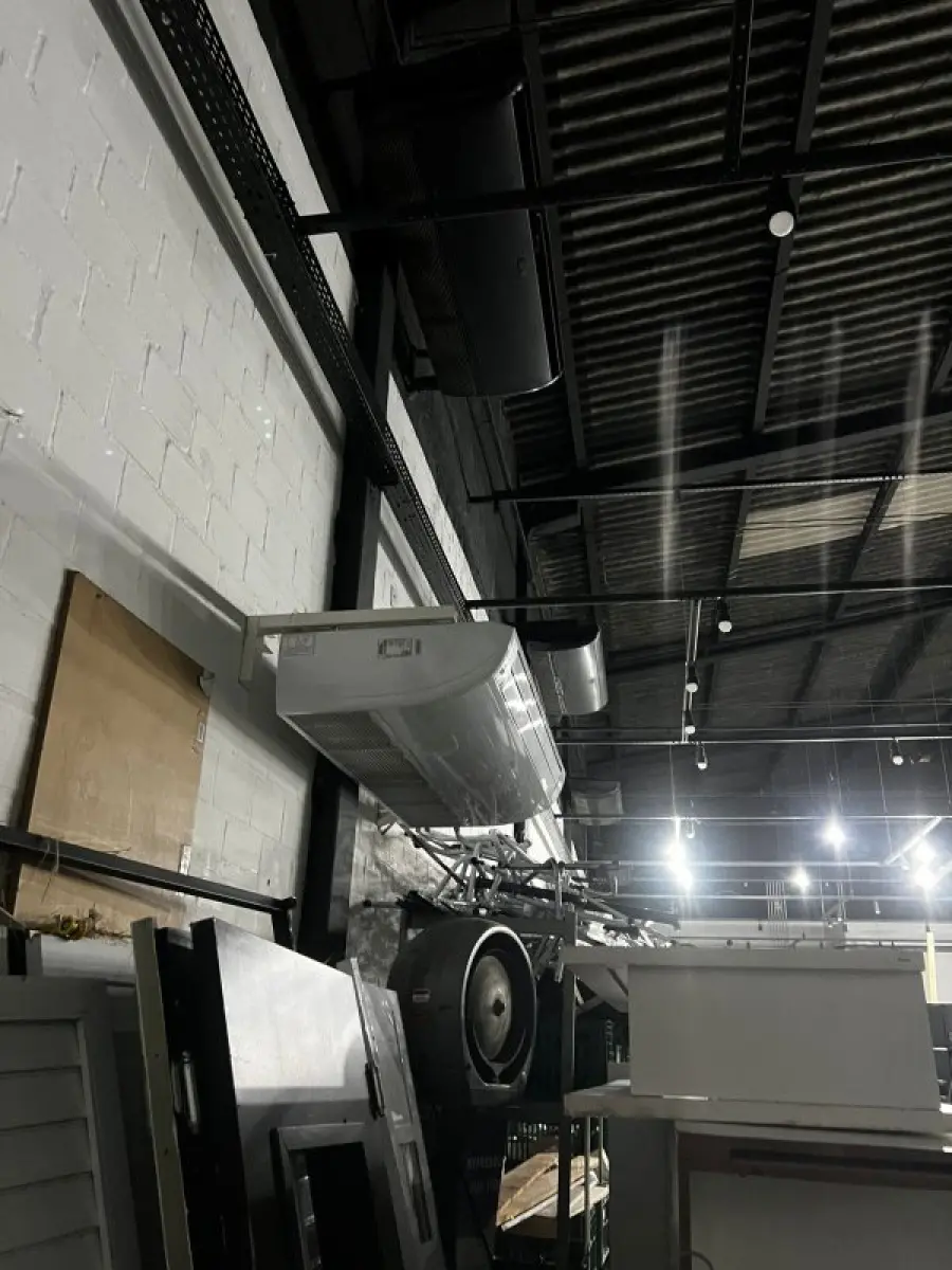 LOTE 003 - Lote de moveis, roupas