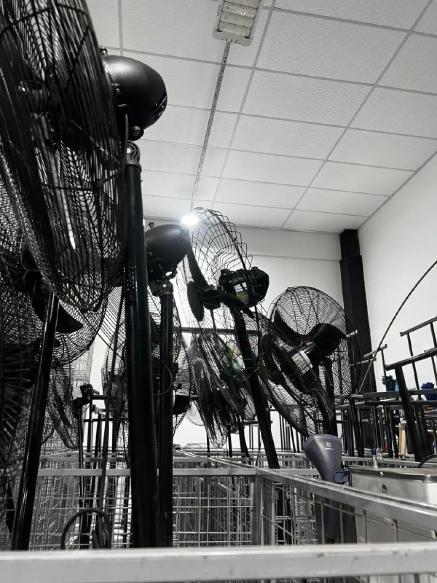 LOTE 003 - Lote de moveis, roupas