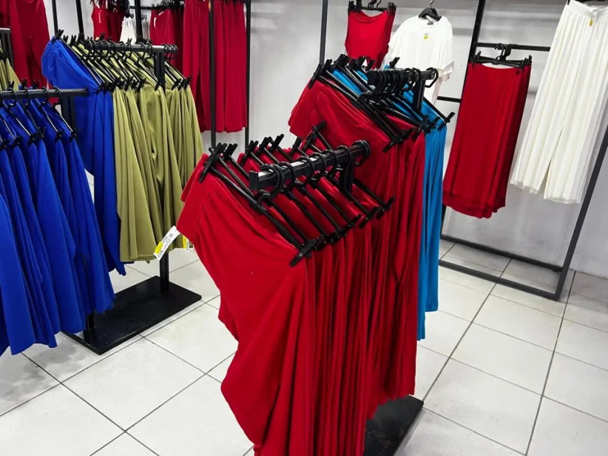 LOTE 004 - Roupas, moveis, eletrônicos