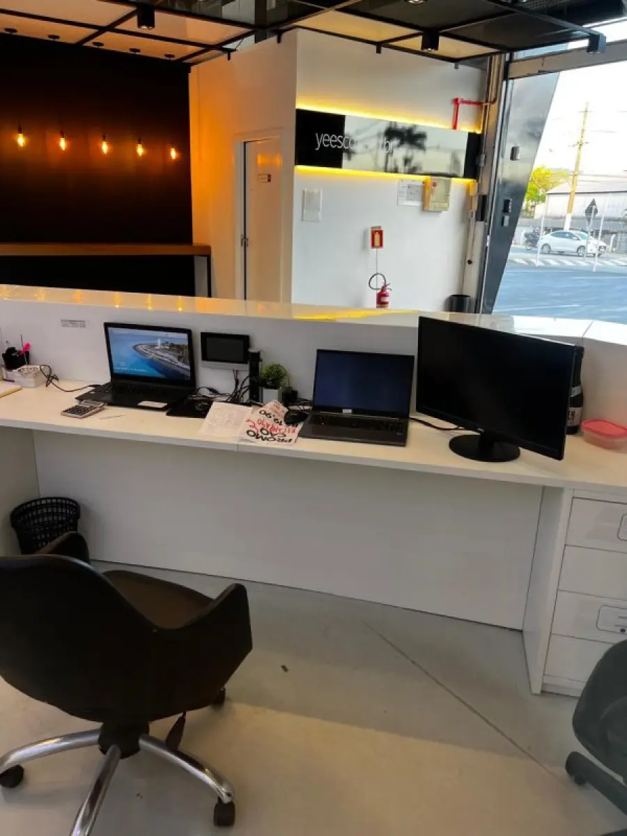 LOTE 003 - Lote de moveis, roupas