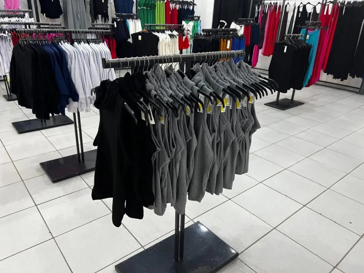 LOTE 004 - Roupas, moveis, eletrônicos