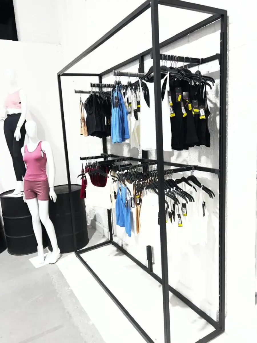 LOTE 003 - Lote de moveis, roupas