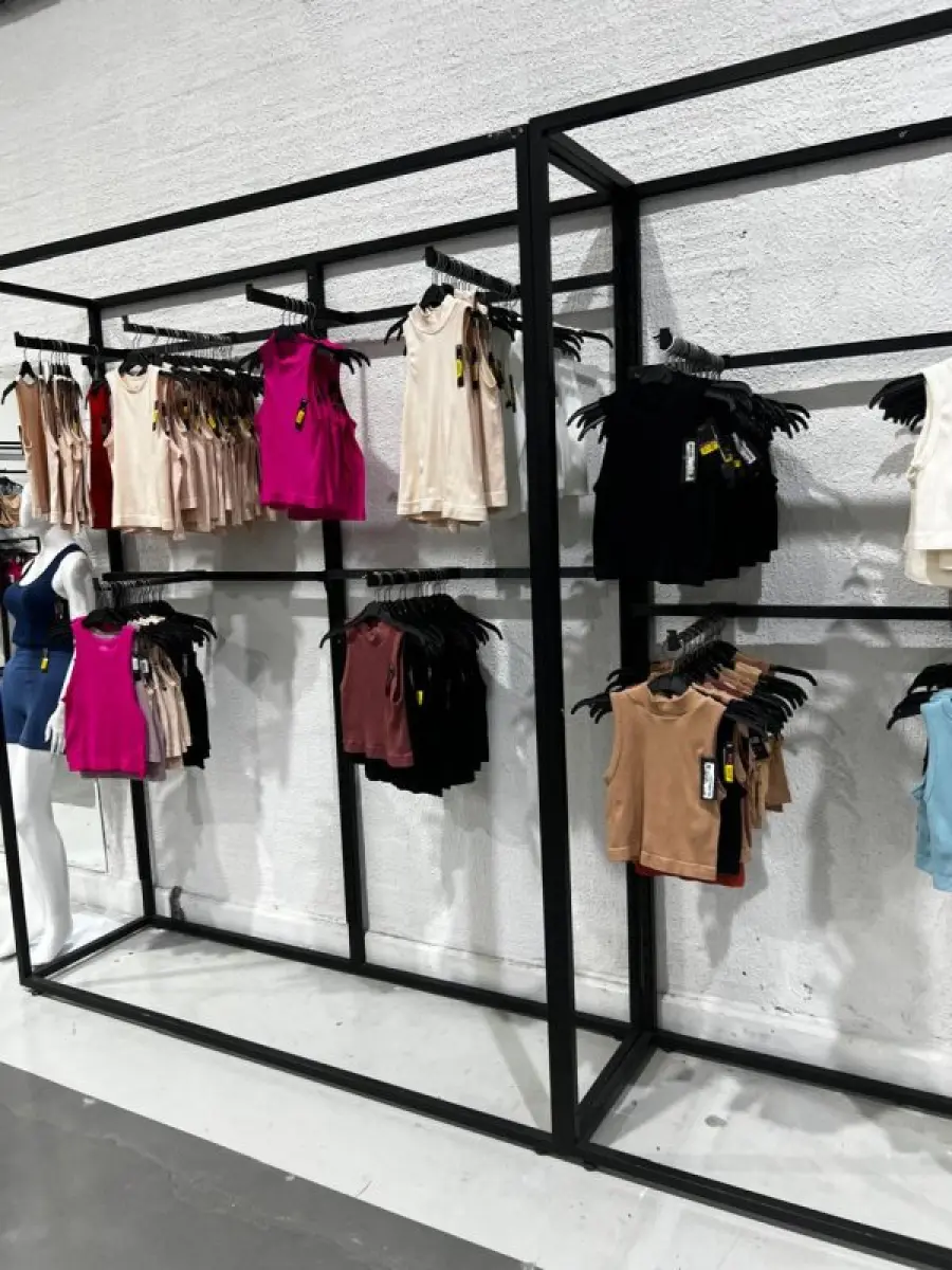 LOTE 003 - Lote de moveis, roupas