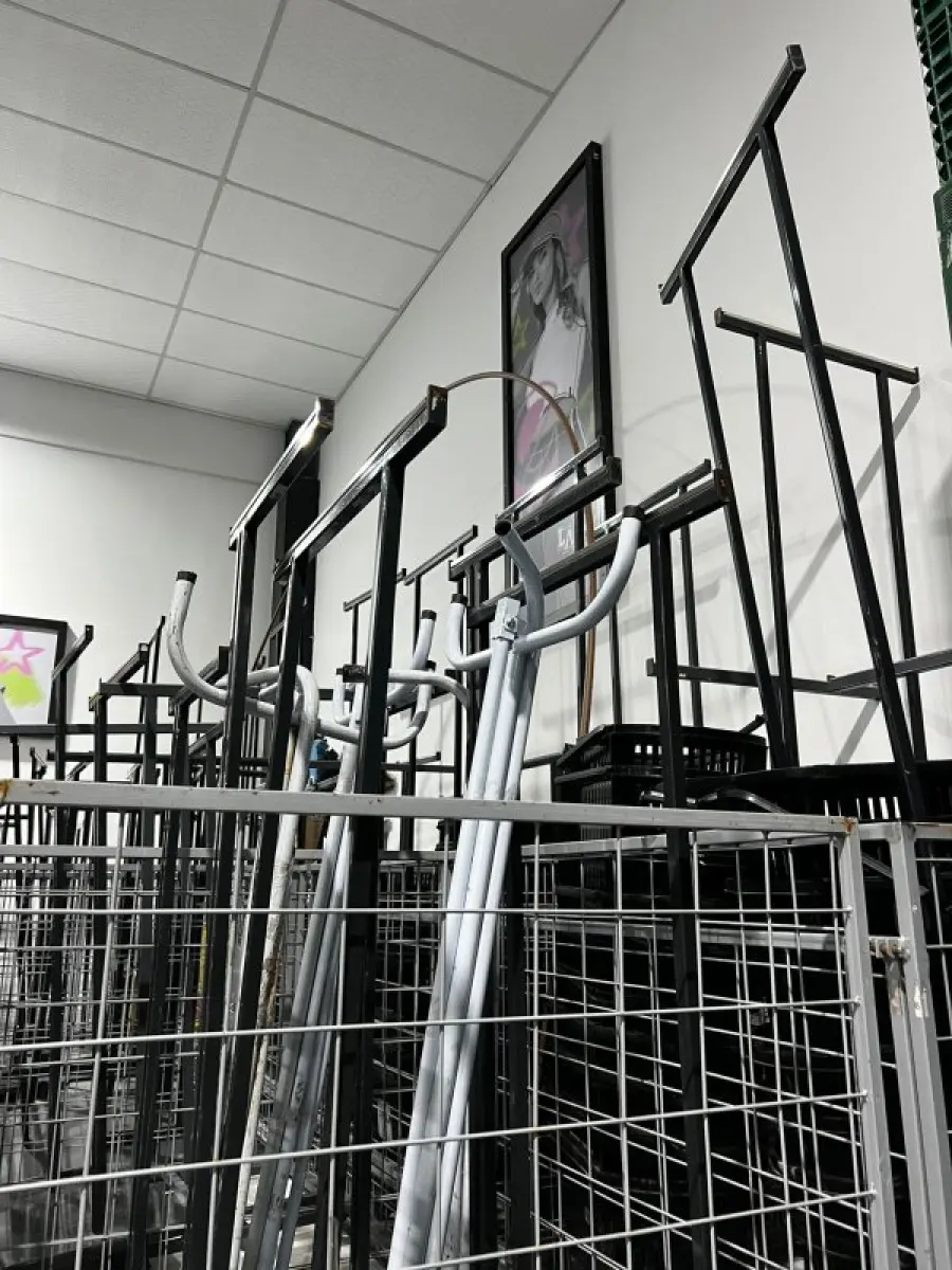 LOTE 003 - Lote de moveis, roupas