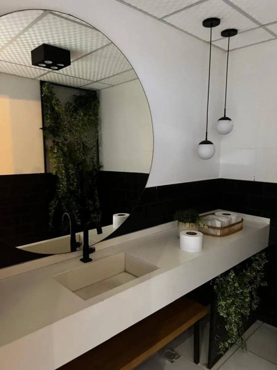 LOTE 003 - Lote de moveis, roupas