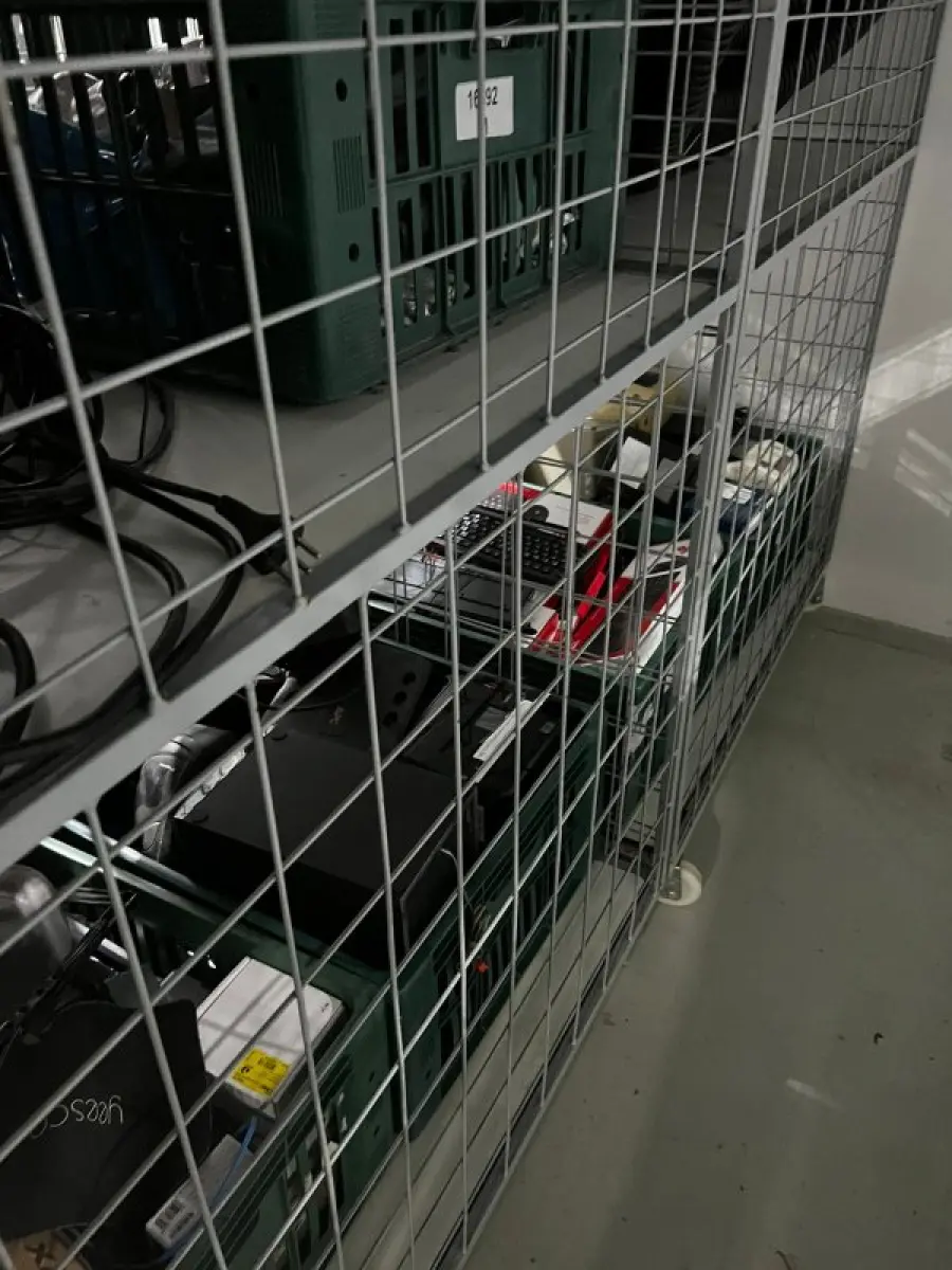 LOTE 003 - Lote de moveis, roupas