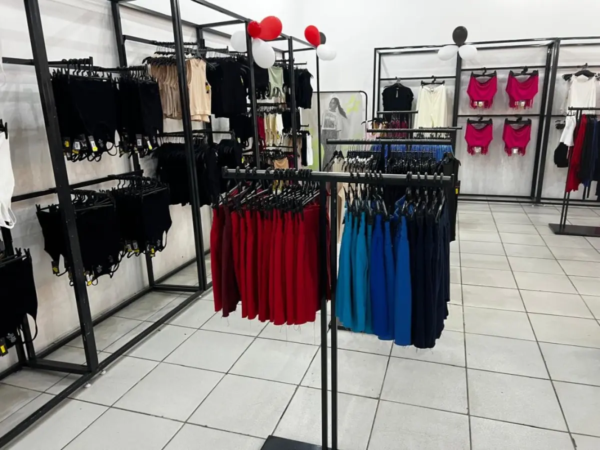 LOTE 004 - Roupas, moveis, eletrônicos