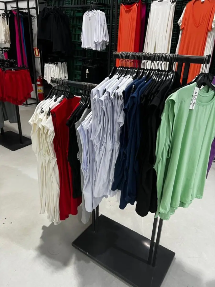 LOTE 003 - Lote de moveis, roupas