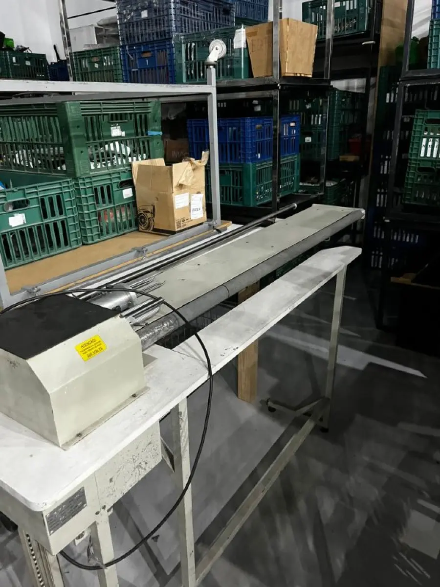 LOTE 003 - Lote de moveis, roupas