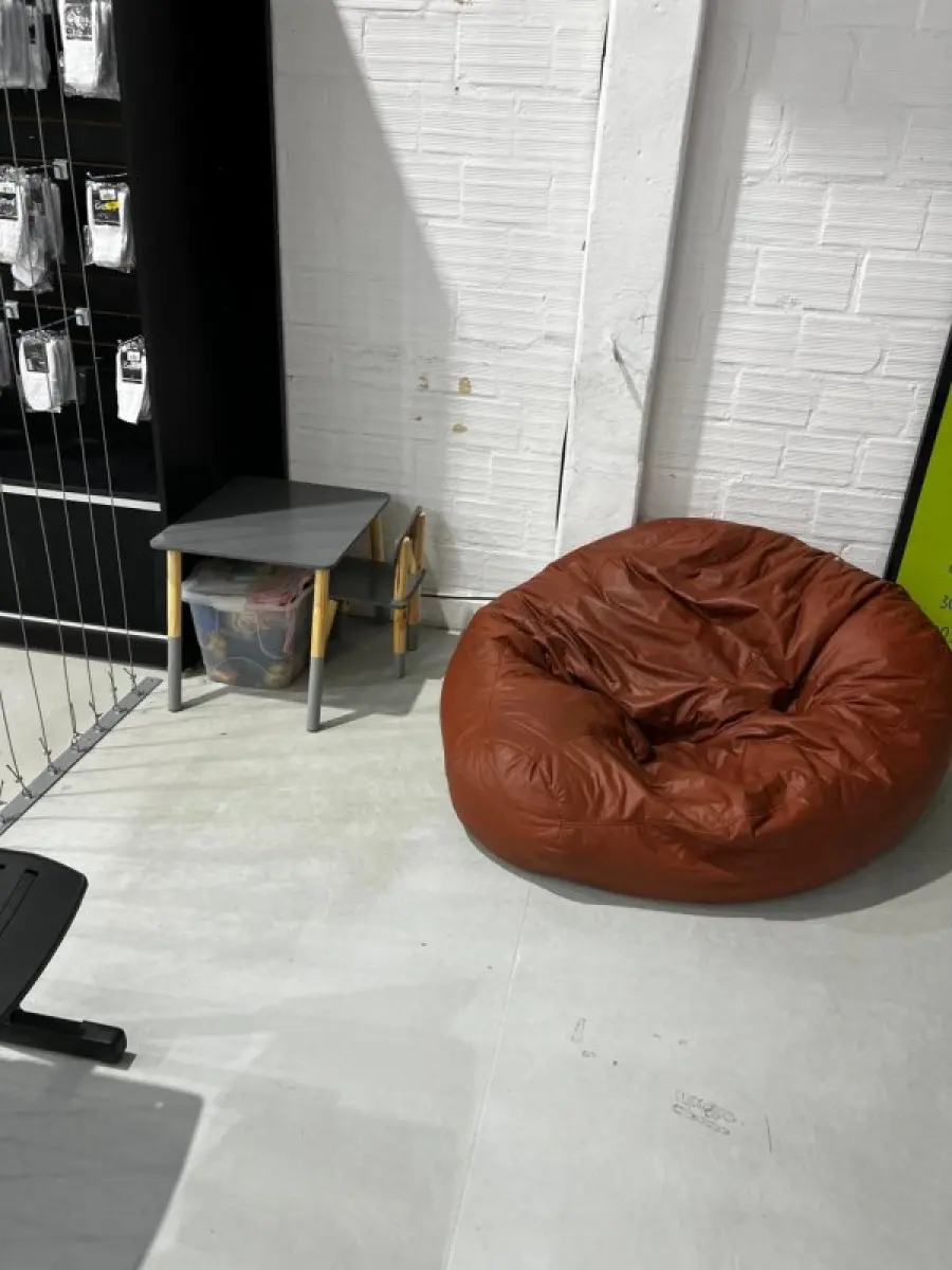 LOTE 003 - Lote de moveis, roupas