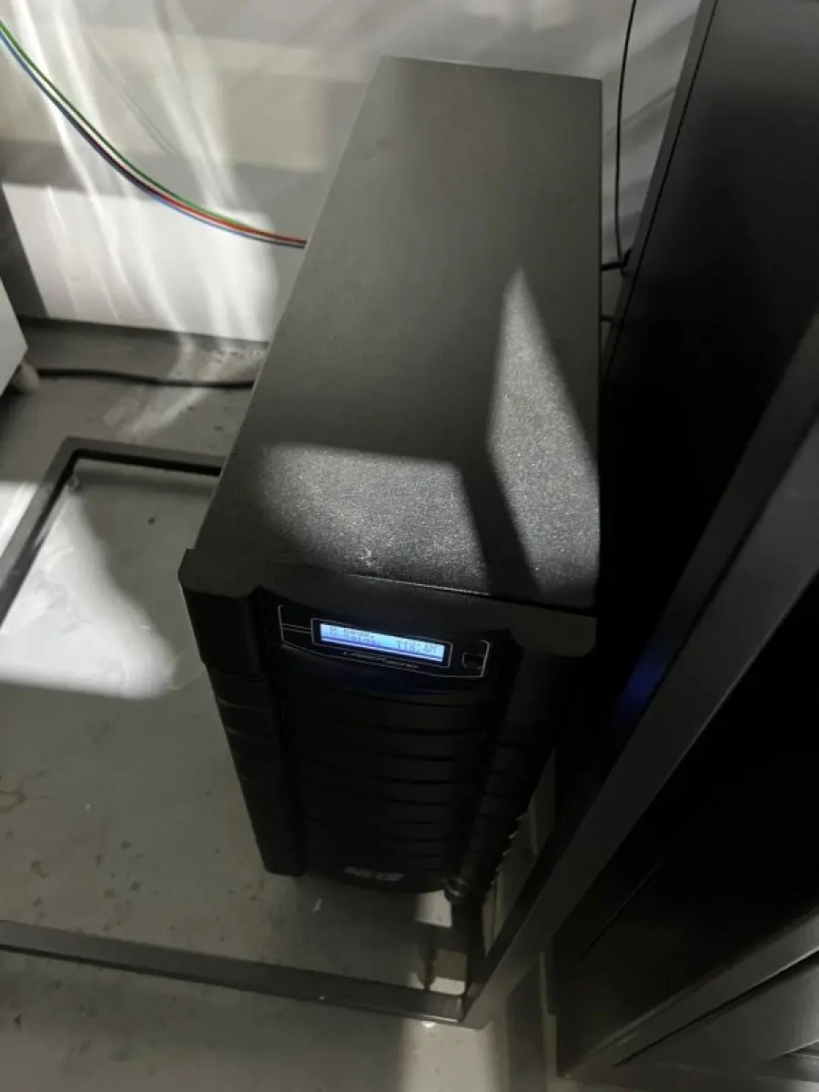 LOTE 003 - Lote de moveis, roupas