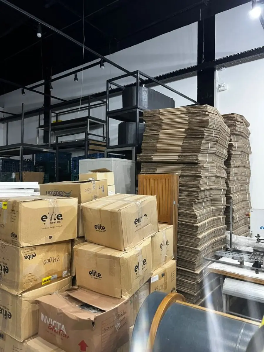 LOTE 003 - Lote de moveis, roupas