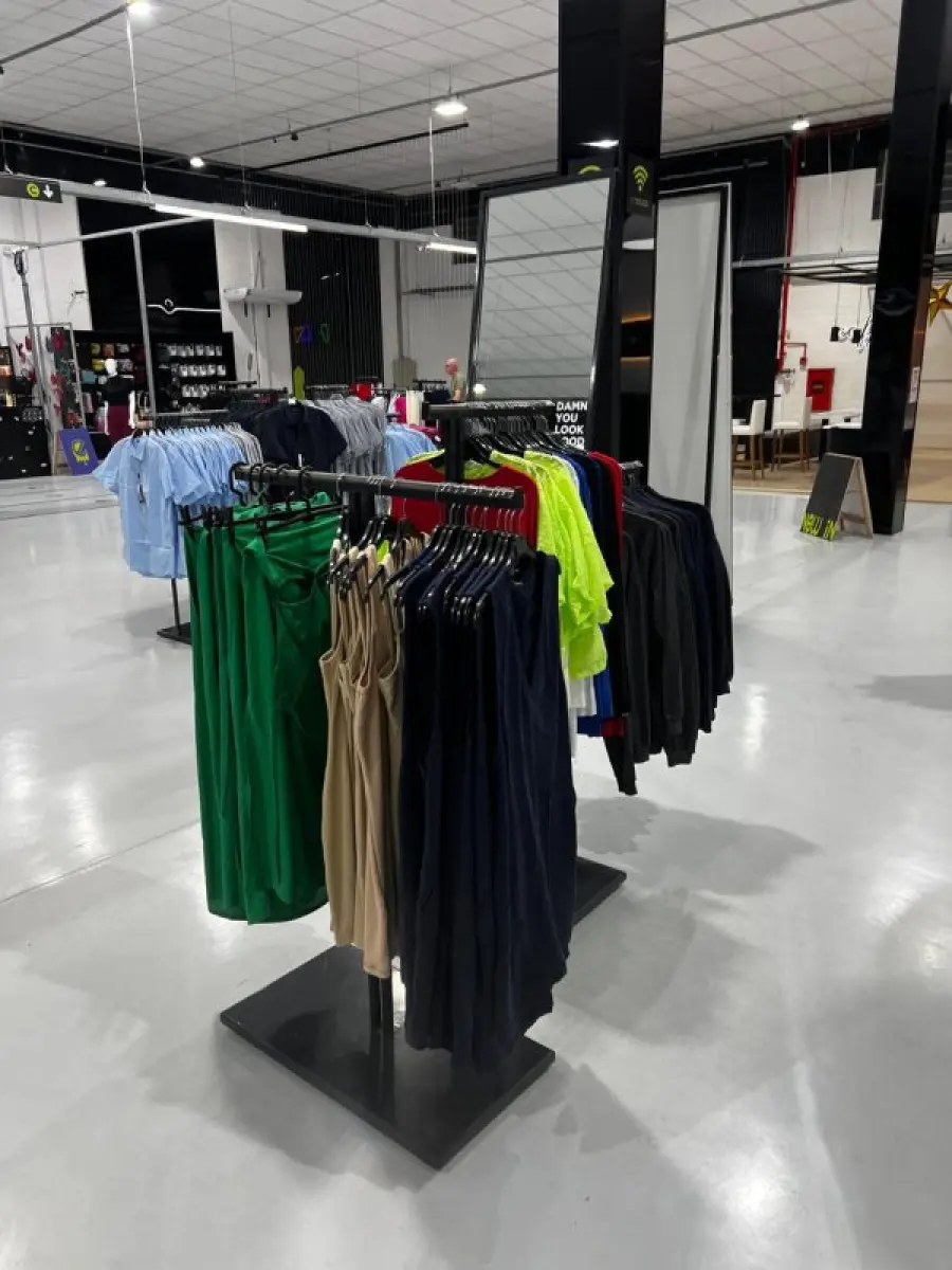 LOTE 003 - Lote de moveis, roupas