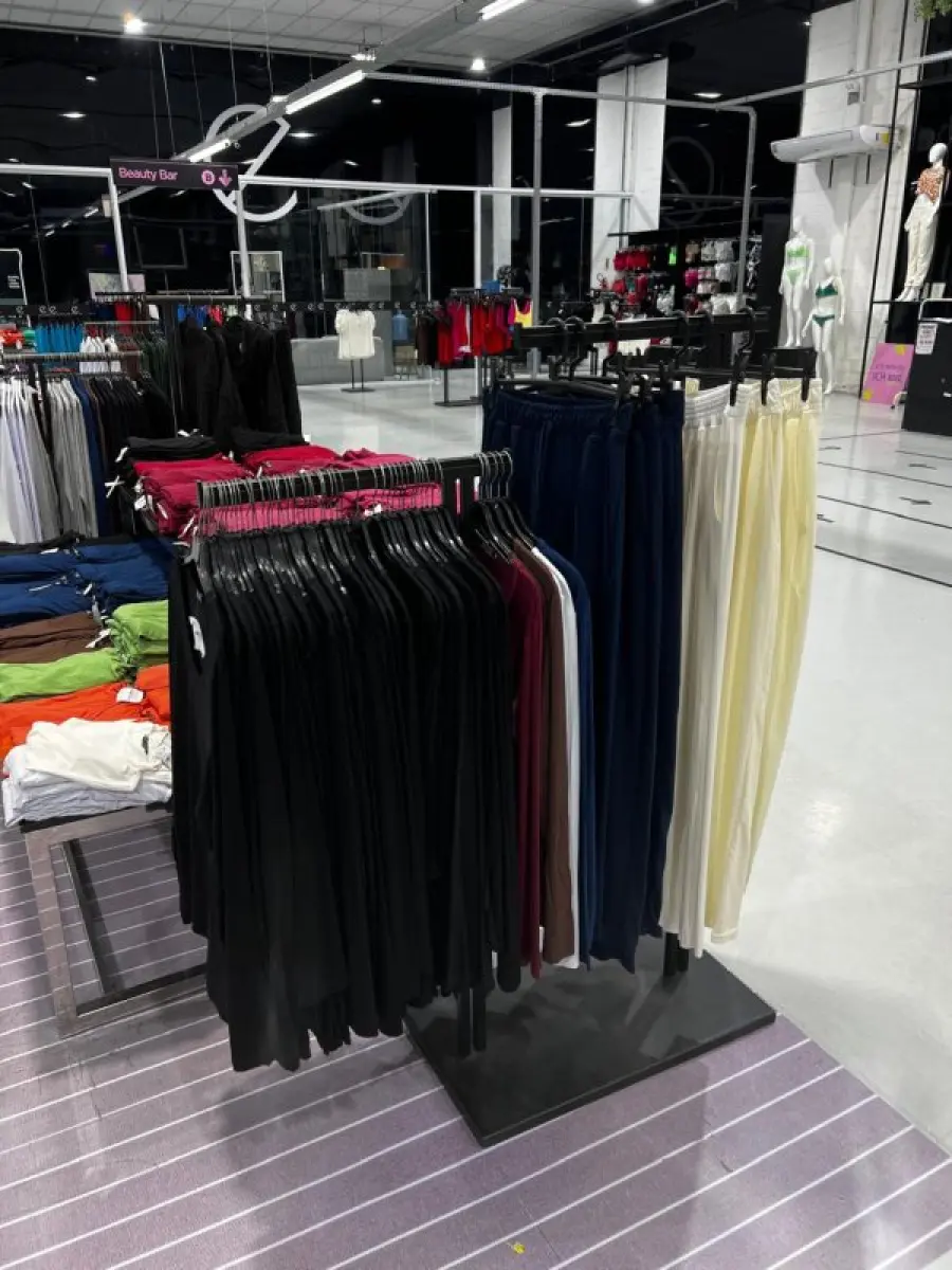 LOTE 003 - Lote de moveis, roupas