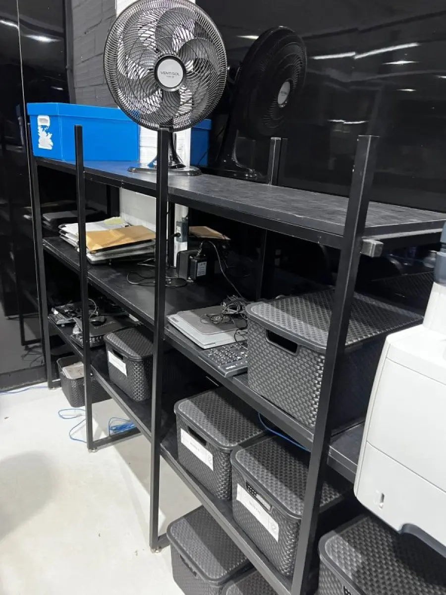 LOTE 003 - Lote de moveis, roupas