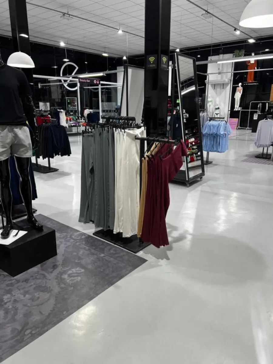 LOTE 003 - Lote de moveis, roupas