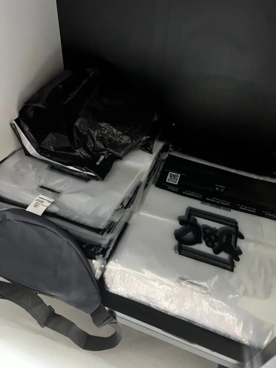 LOTE 003 - Lote de moveis, roupas