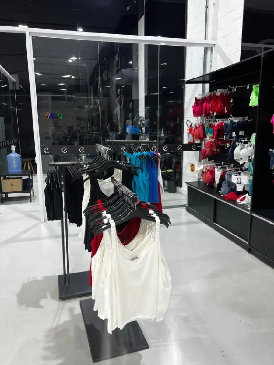 LOTE 003 - Lote de moveis, roupas