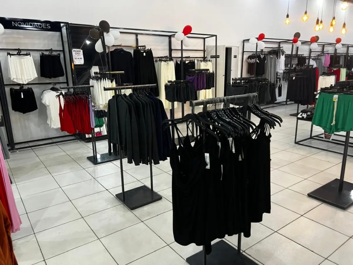 LOTE 004 - Roupas, moveis, eletrônicos