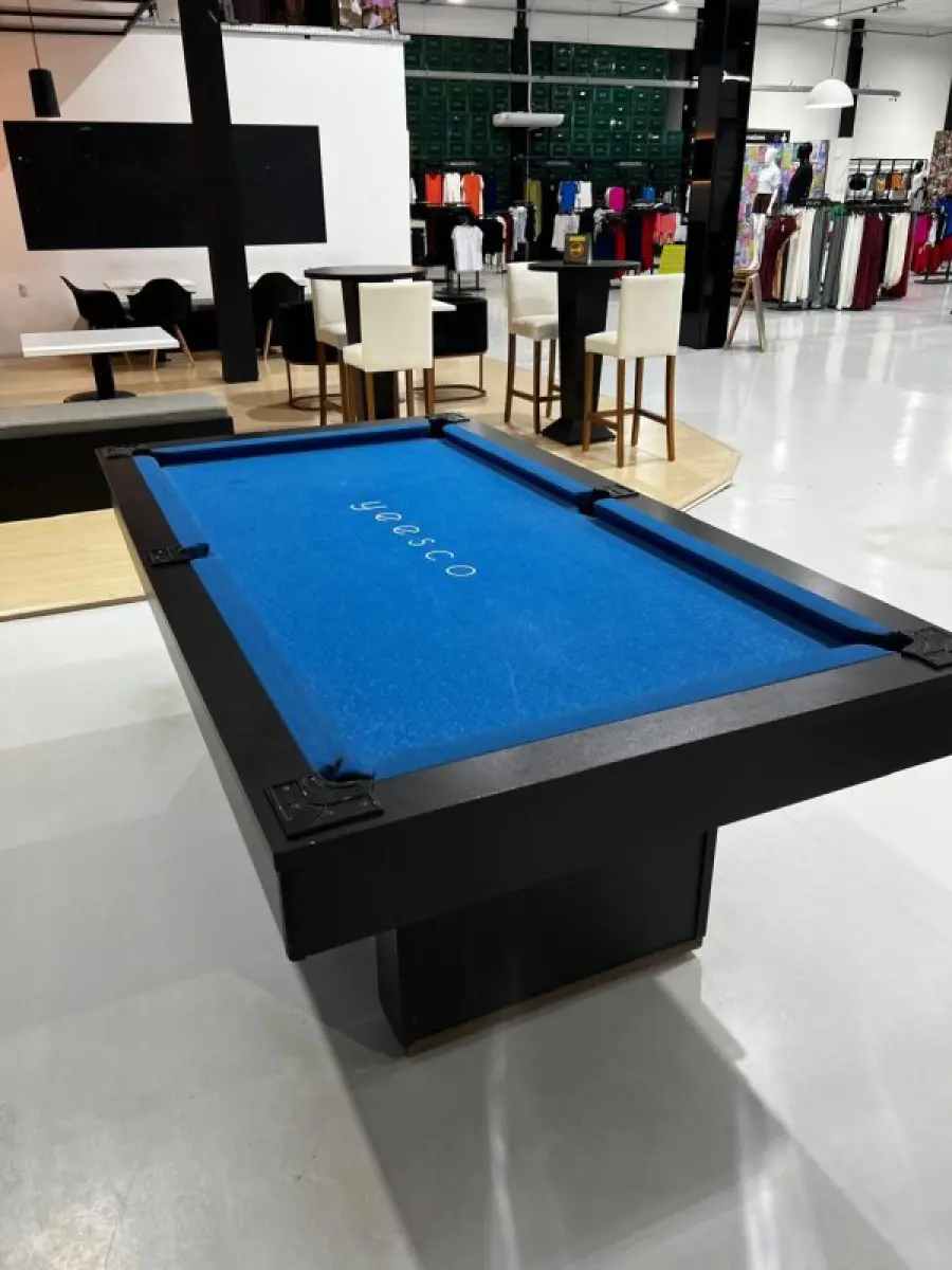 LOTE 003 - Lote de moveis, roupas