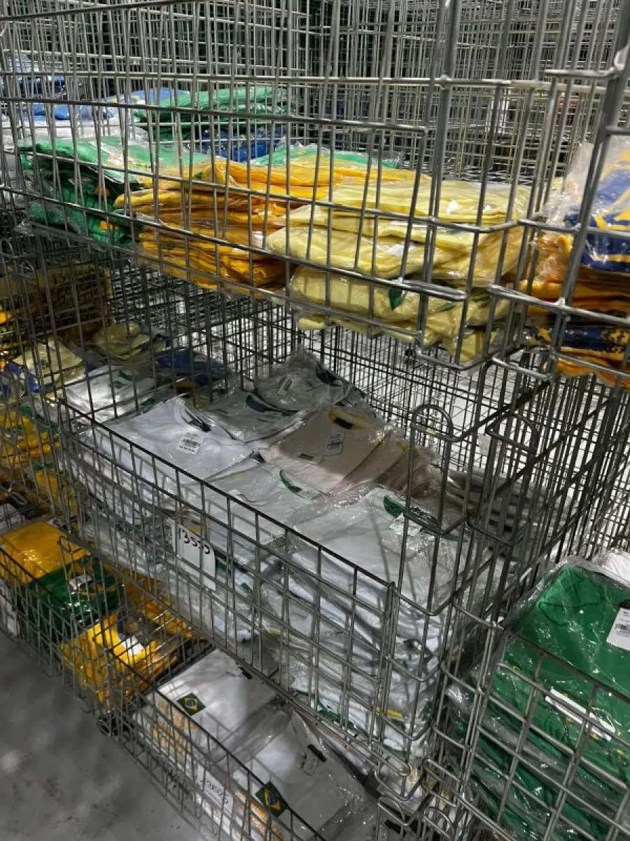 LOTE 001 - Lote englobado - CAMINHÃO MERCEDES-BENZ ATEGO 11/12; FURGÃO MERCEDES-BENZ SPRINTER 14/15 BENS MÓVEIS DIVERSOS – ITENS PARA LOJAS