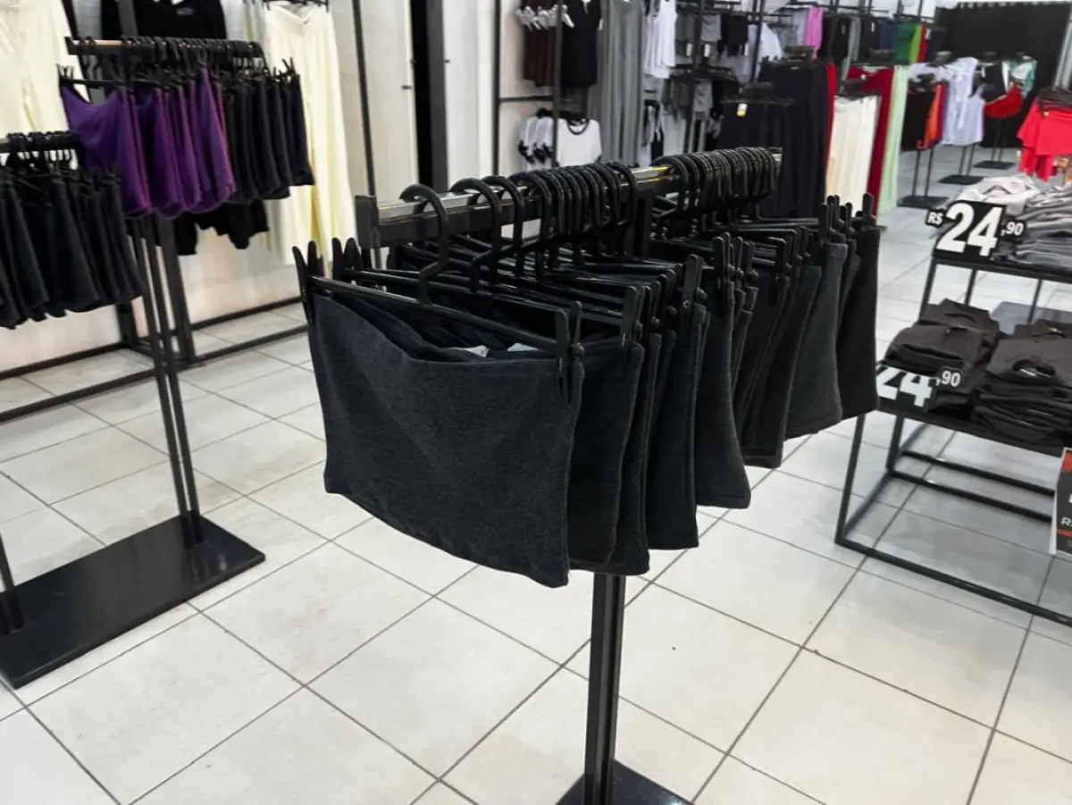 LOTE 004 - Roupas, moveis, eletrônicos