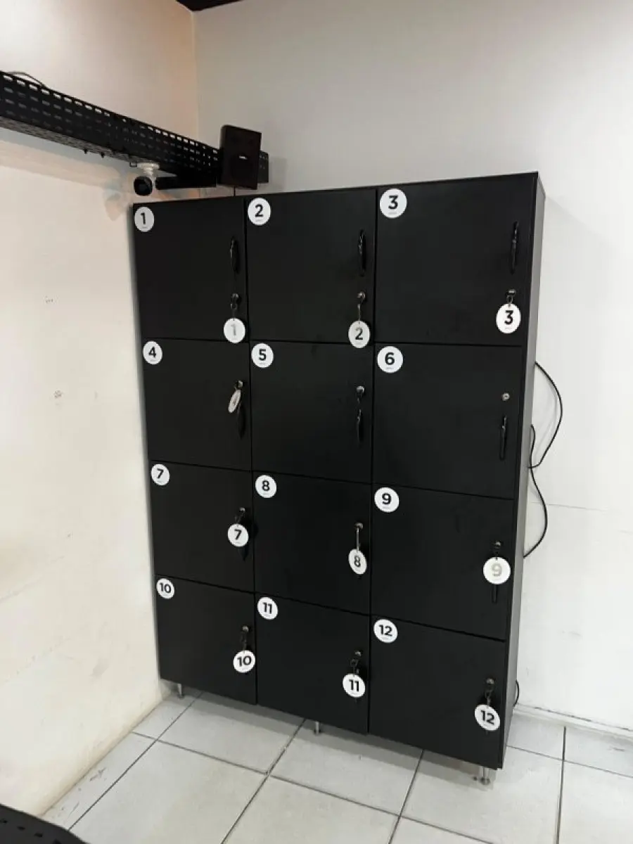 LOTE 004 - Roupas, moveis, eletrônicos