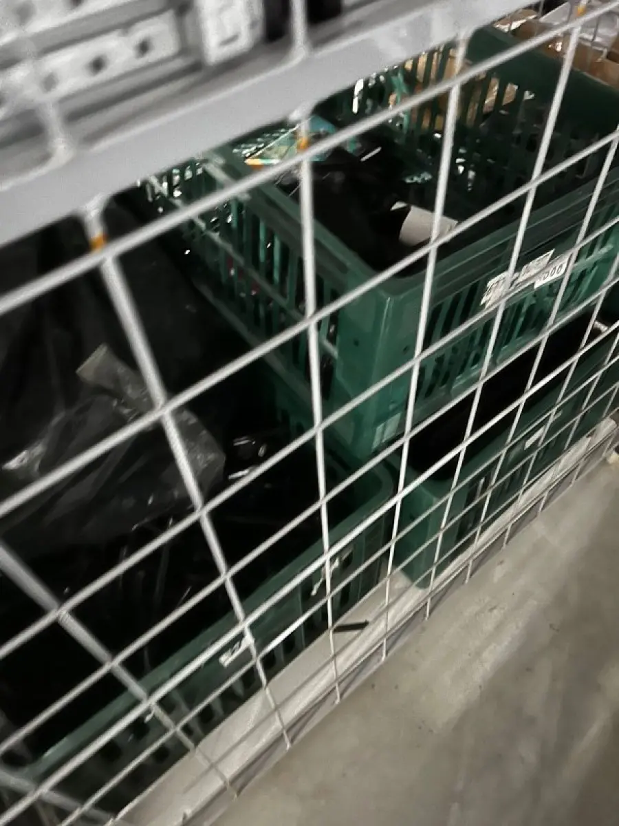 LOTE 003 - Lote de moveis, roupas