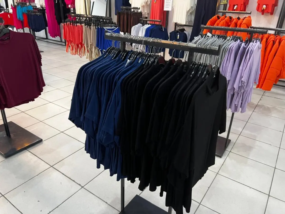 LOTE 004 - Roupas, moveis, eletrônicos