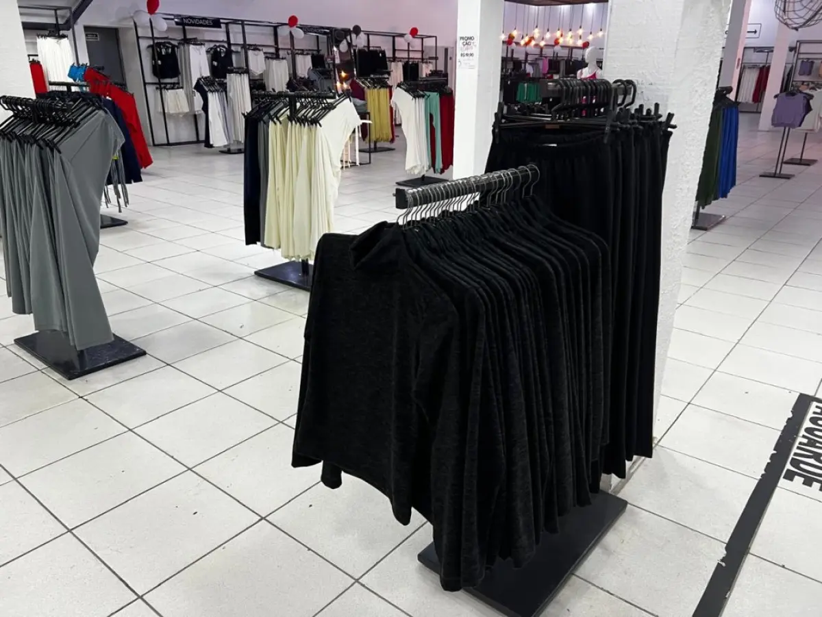 LOTE 004 - Roupas, moveis, eletrônicos