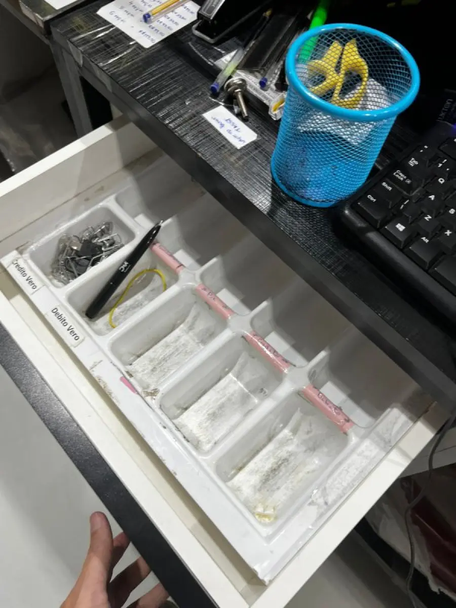 LOTE 003 - Lote de moveis, roupas