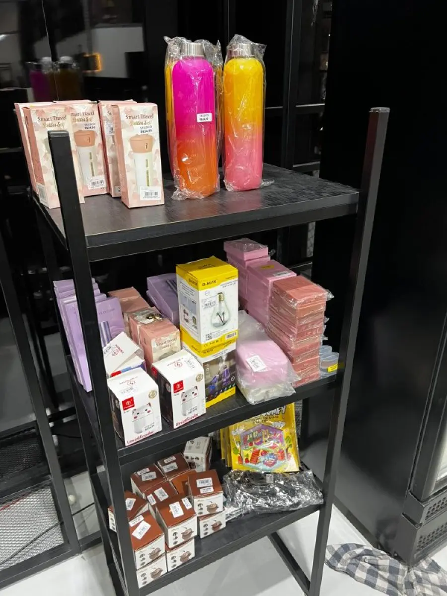 LOTE 003 - Lote de moveis, roupas