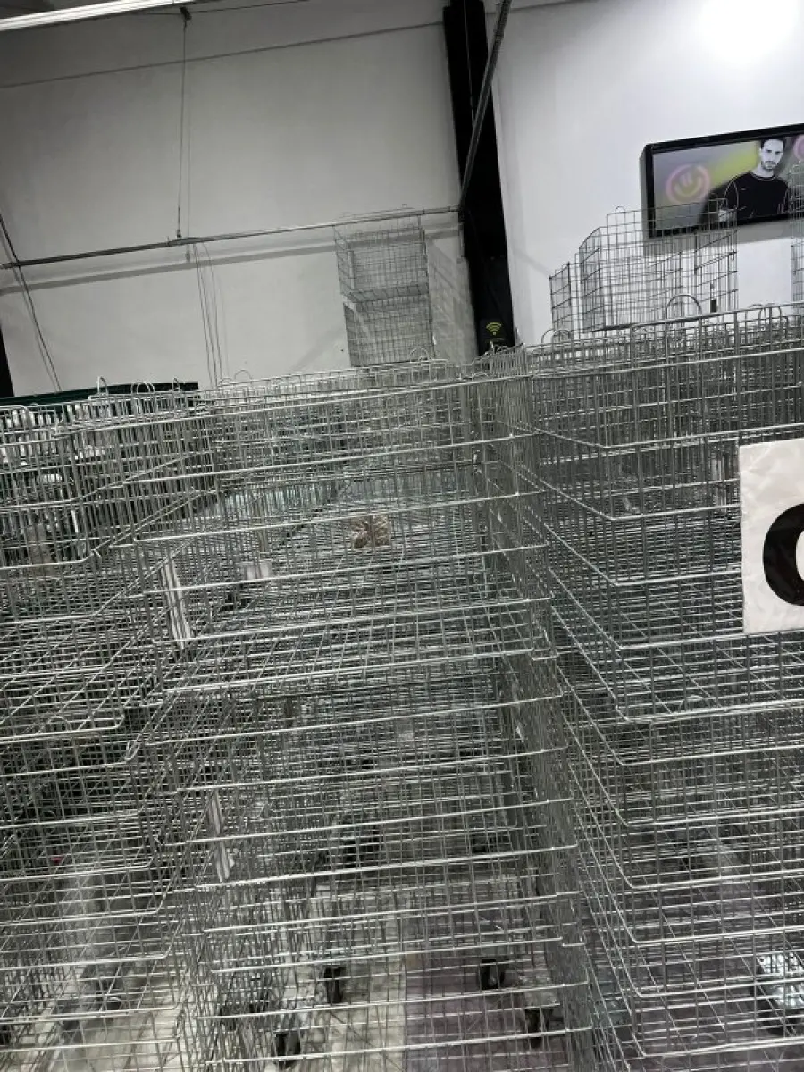 LOTE 003 - Lote de moveis, roupas