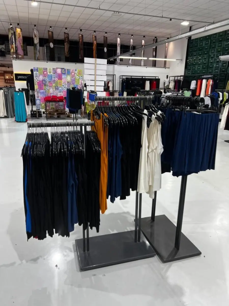 LOTE 003 - Lote de moveis, roupas