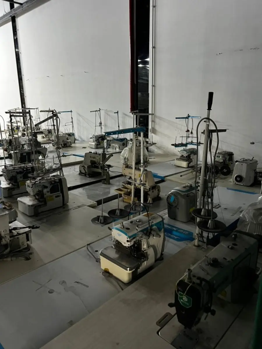 LOTE 003 - Lote de moveis, roupas