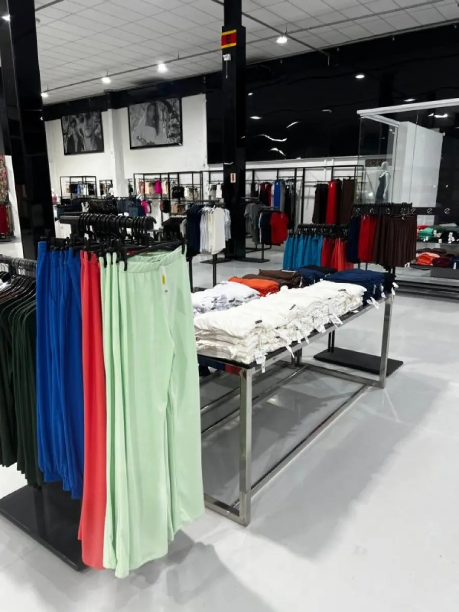 LOTE 003 - Lote de moveis, roupas