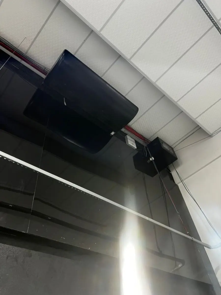 LOTE 003 - Lote de moveis, roupas