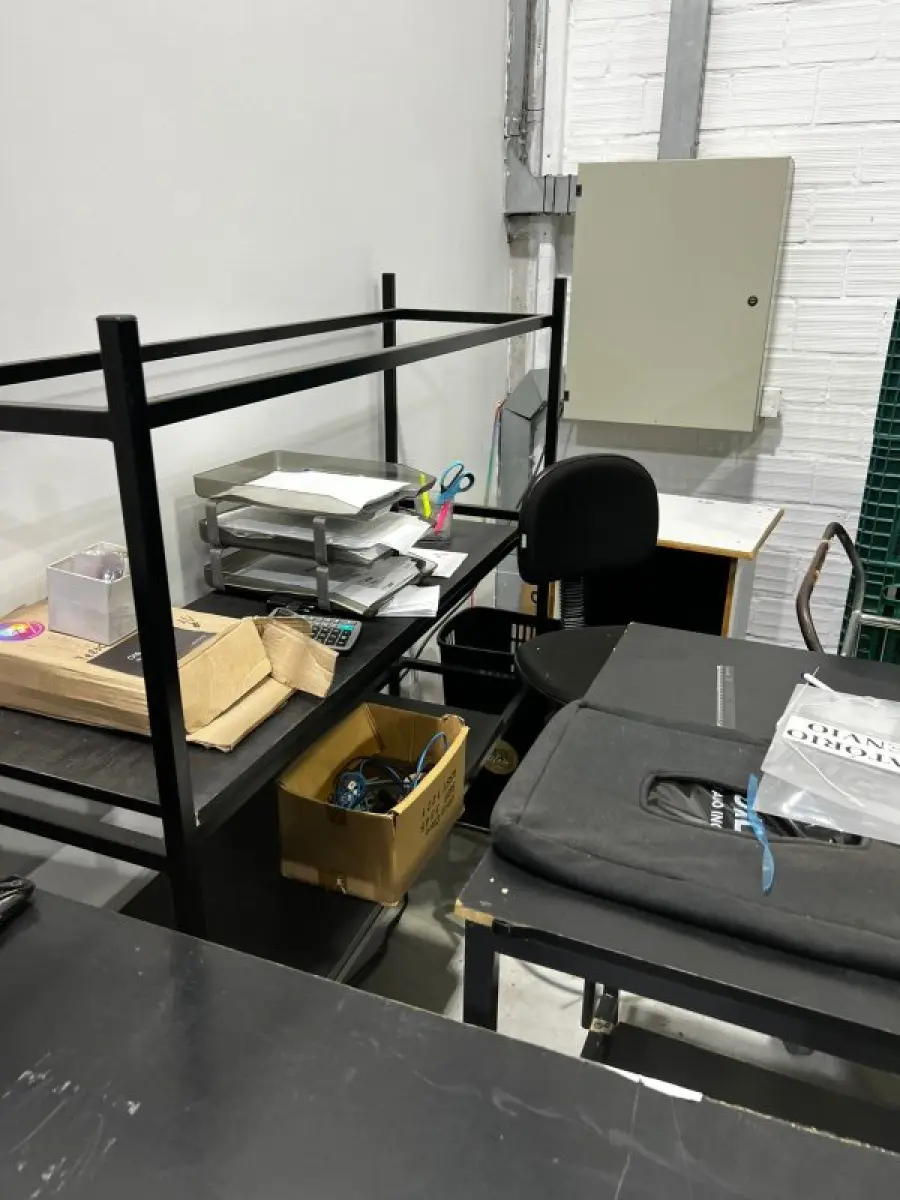 LOTE 003 - Lote de moveis, roupas