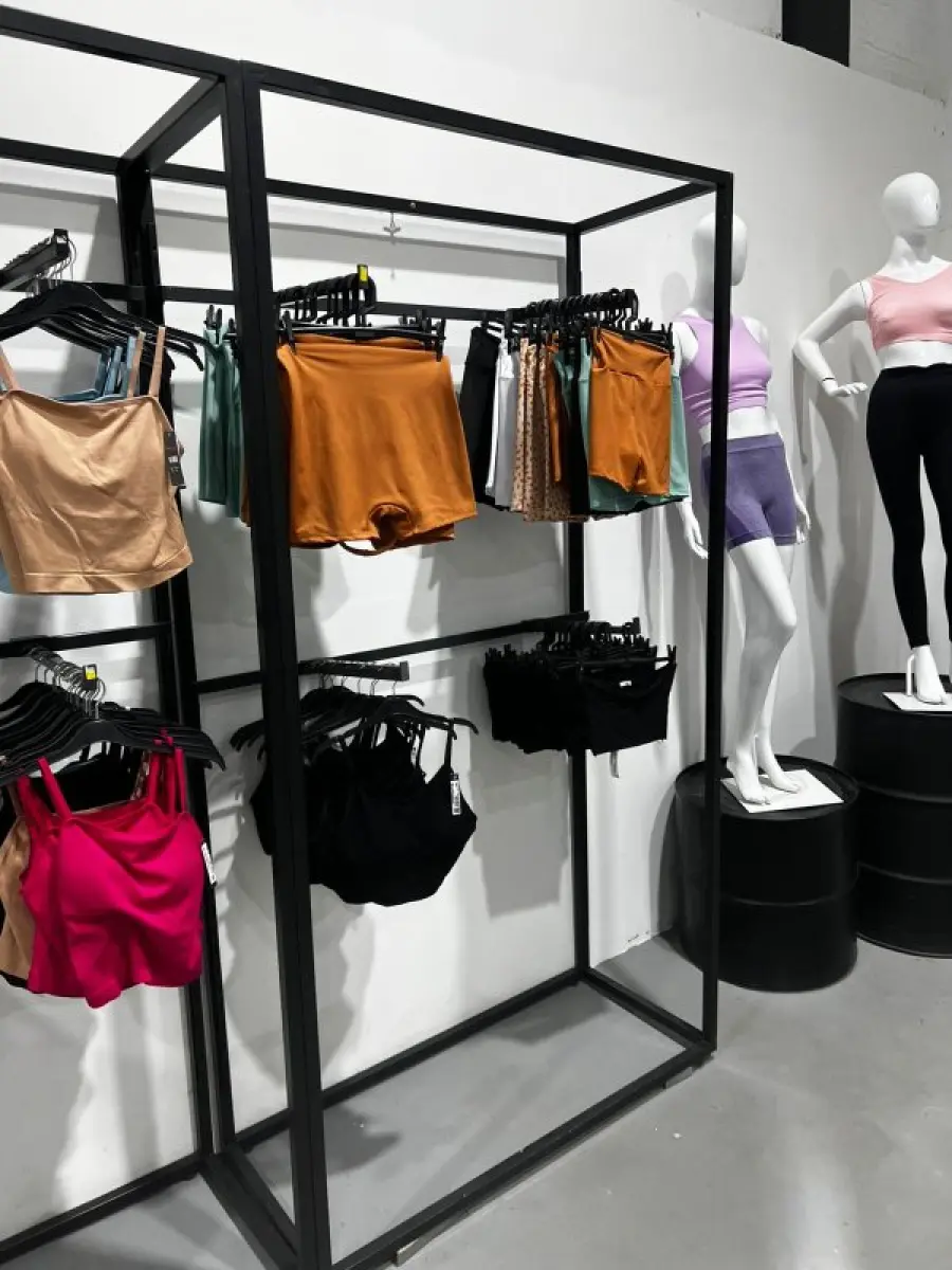 LOTE 003 - Lote de moveis, roupas