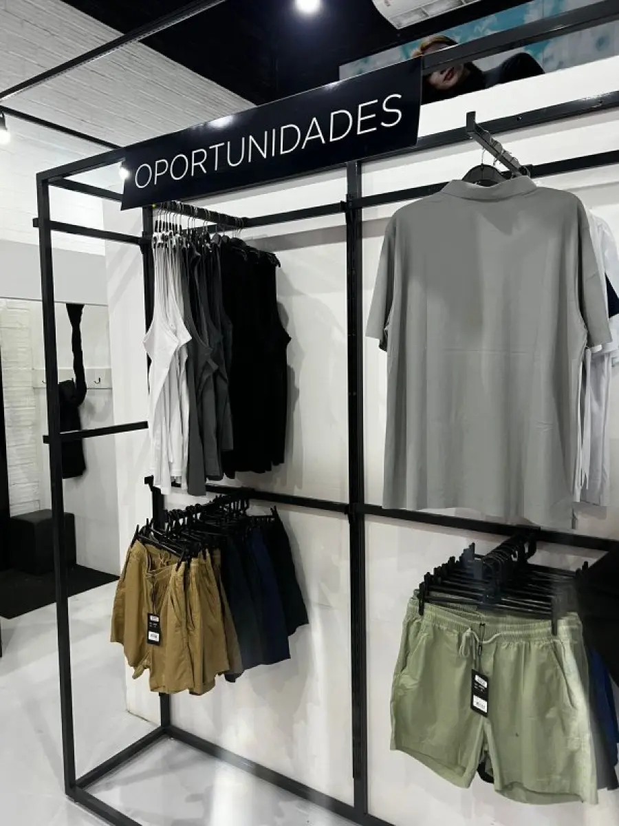 LOTE 003 - Lote de moveis, roupas